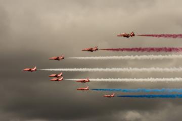 开云体育登录-银色闪电撕破雨幕，蒂亚戈加冕之夜的数据王座
