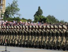开云体育登录-引擎轰鸣与篮球入网，拉开差距的夜晚