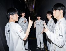 开云体育平台APP-IG横扫TES，Chovy操刀奇招英雄翻盘淘汰赛3:2（首尔）