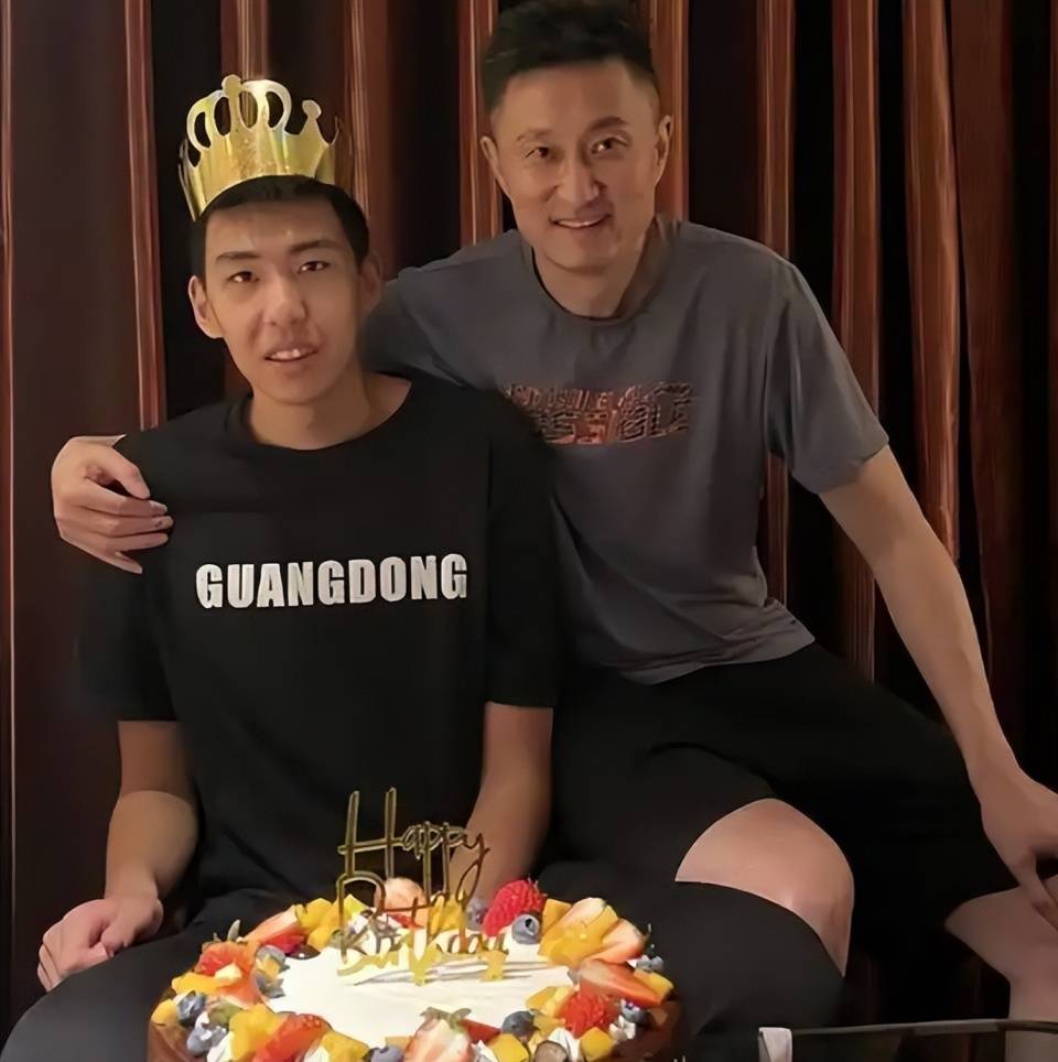 开云体育官方网站-关于青海男篮新星崭露头角，一战成名惊艳球迷的信息