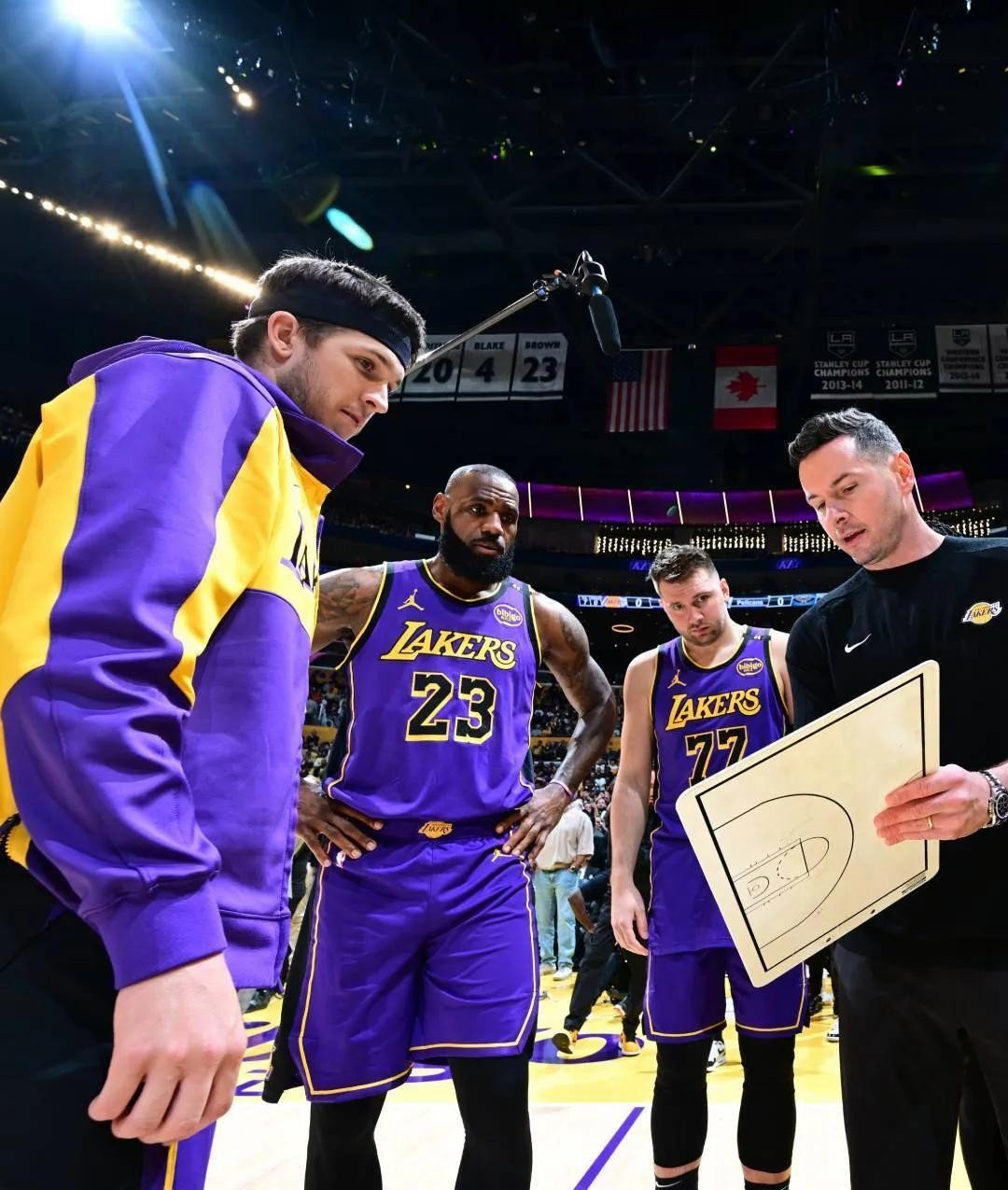 开云体育入口-包含湖人血洗雷霆,布拉德利三分雨点燃全场的词条