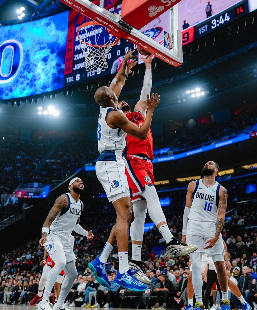 开云体育中国-独行侠鏖战马刺,恩比德状态火热