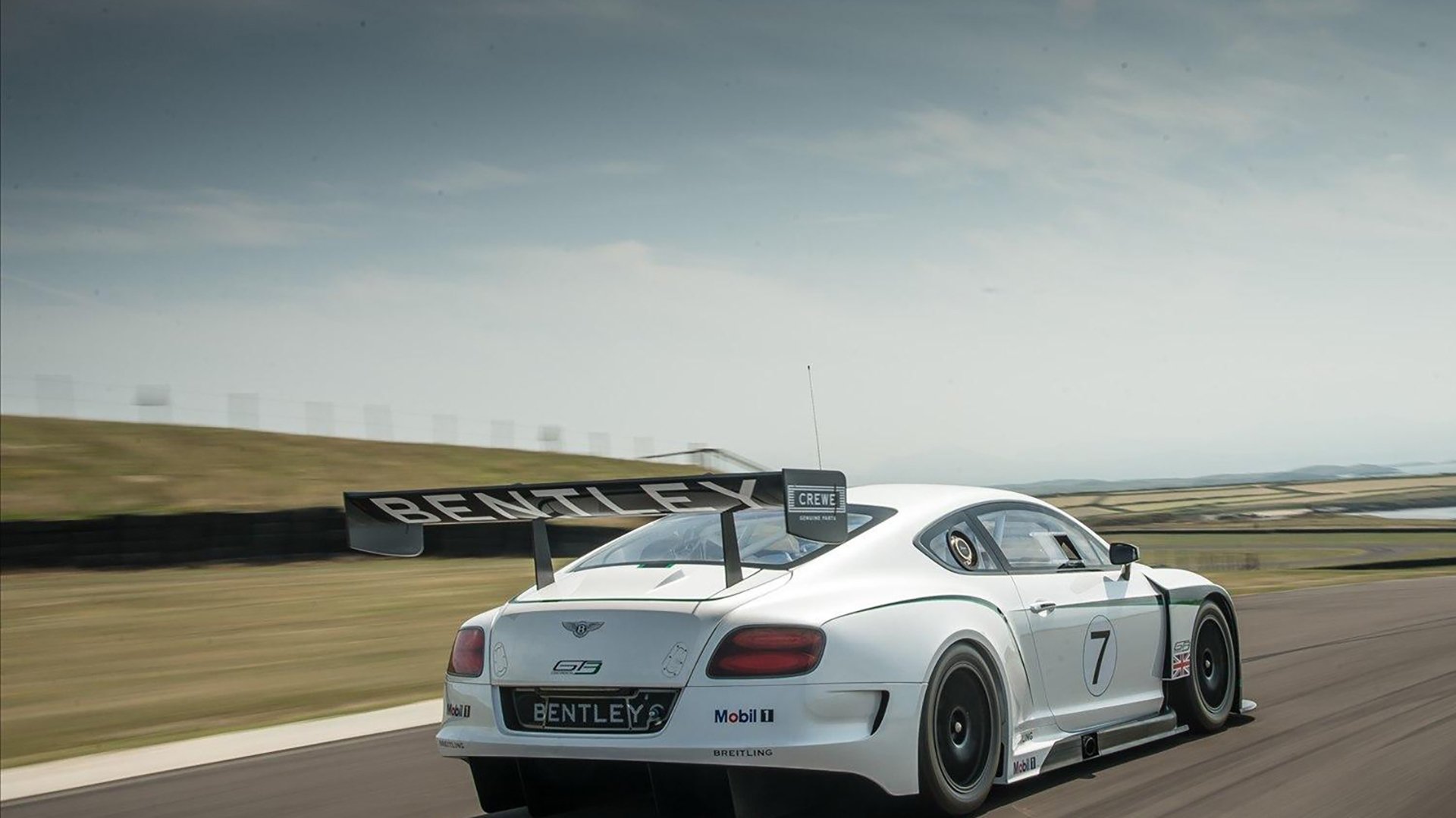 开云体育在线-爱德华兹狂飙秀！广东队血战魔术，单节24分演绎个人英雄主义与团队博弈